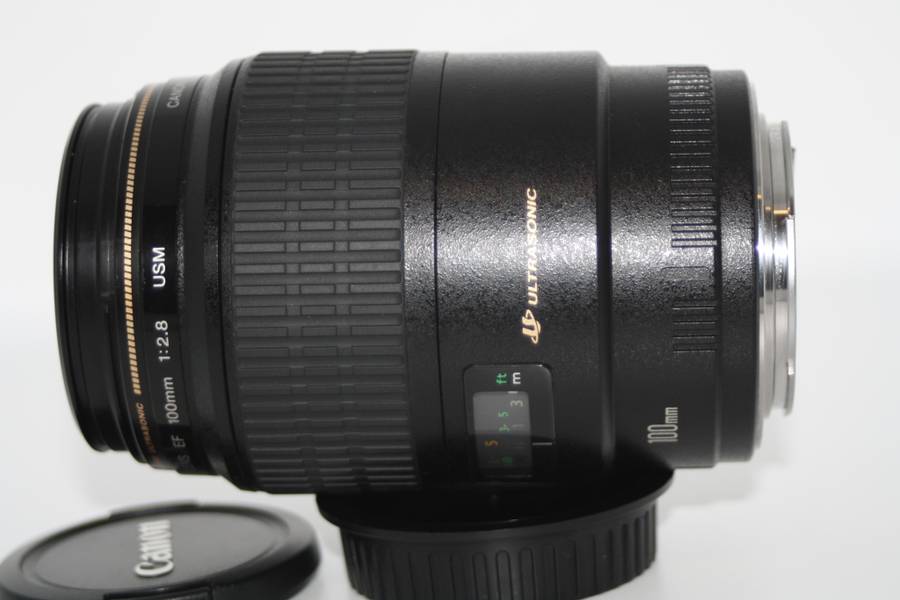 Canon EF 100mm f/2.8 USM Macro Lens in Very Good Condition
