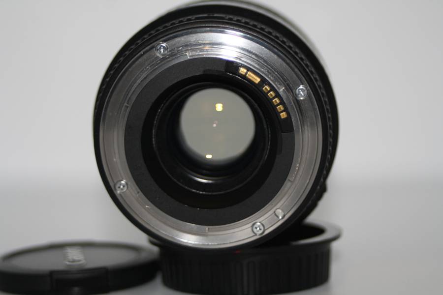 Canon EF 100mm f/2.8 USM Macro Lens in Very Good Condition