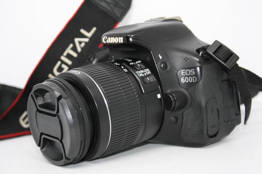 Canon EOS 600D 18MP Digital SLR Camera, FHD MOVIES , 18-55mm III Lens, CHARGER , Very Good Condition