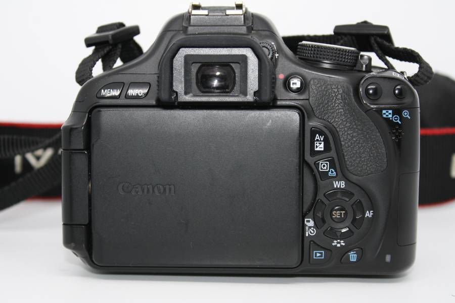 Canon EOS 600D 18MP Digital SLR Camera, FHD MOVIES , 18-55mm III Lens, CHARGER , Very Good Condition