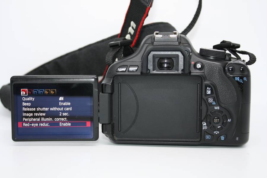 Canon EOS 600D 18MP Digital SLR Camera, FHD MOVIES , 18-55mm III Lens, CHARGER , Very Good Condition