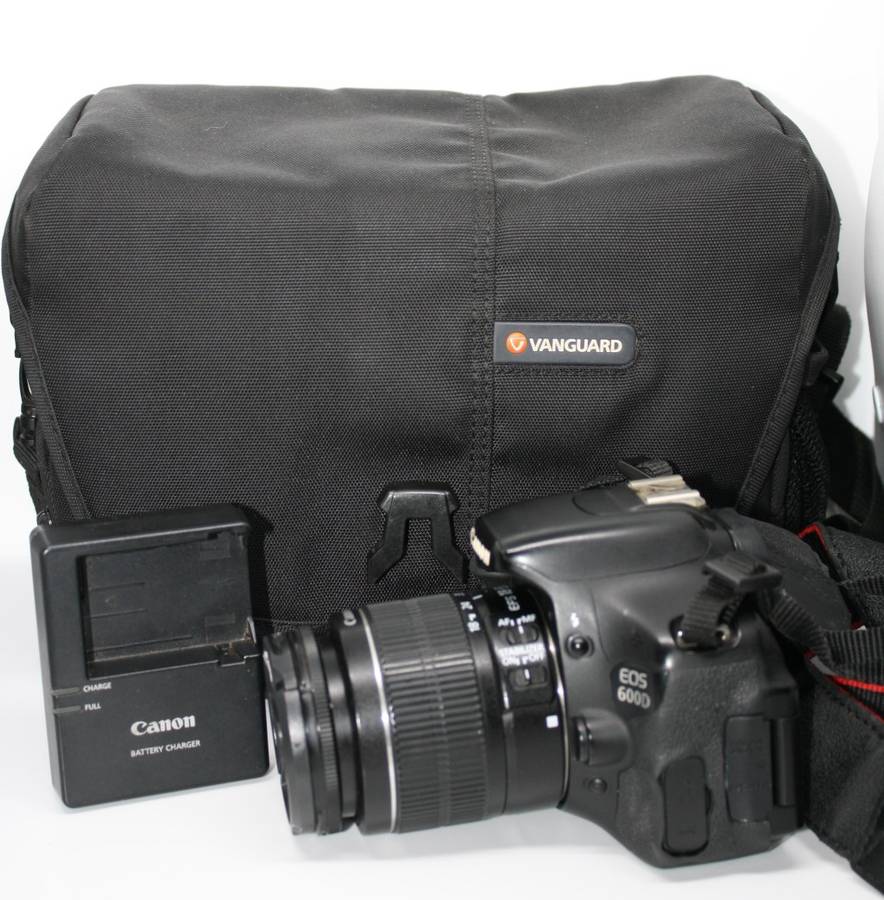 Canon EOS 600D 18MP Digital SLR Camera, FHD MOVIES , 18-55mm III Lens, CHARGER , Very Good Condition
