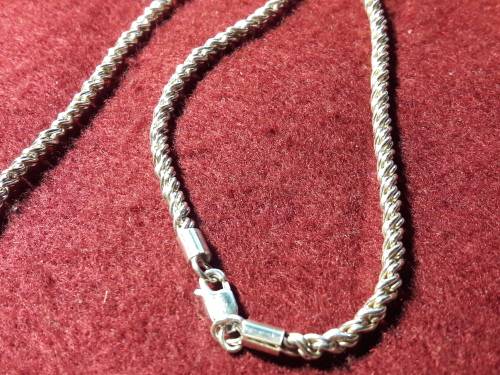 LOVELY SOLID GENUINE STERLING SILVER NECKLACE WITH ITALIAN CLASP IN PERFECT CONDITION