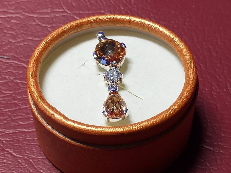 LOVELY GENUINE SOLID STERLING SILVER PENDANT WITH 4 BEAUTIFUL STONES IN EXCELLENT CONDITION