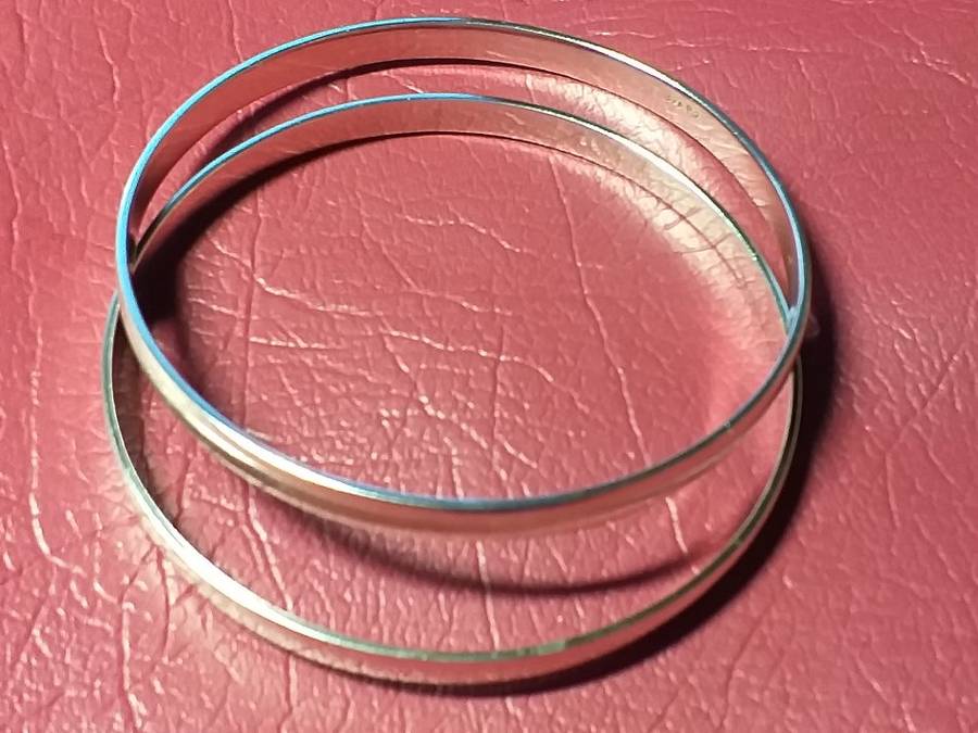2 x LOVELY GENUINE SOLID STERLING SILVER BANGELS IN EXCELLENT CONDITION [35 g]