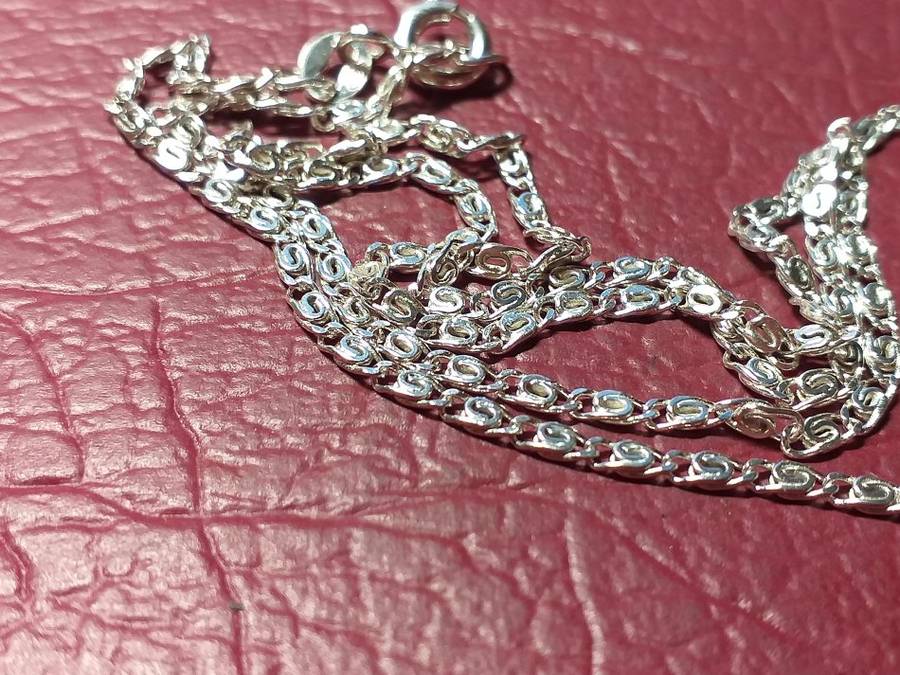 LOVELY GENUINE SOLID STERLING SILVER NECKLACE IN EXCELENT CONDITION