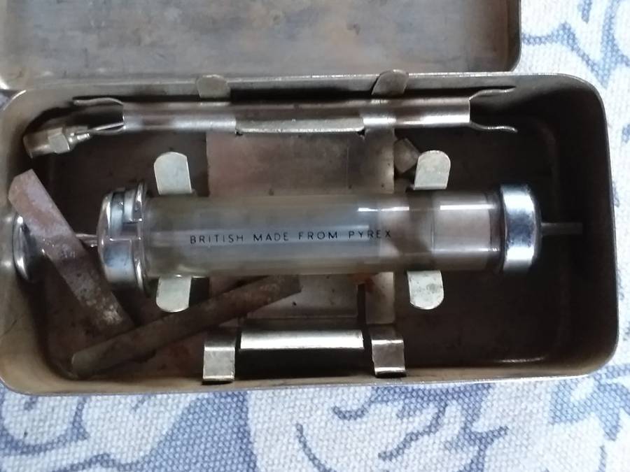 VINTAGE SYRIINGE IN ORIGINAL METAL HOLDER - MADE IN ENGLAND - A relist.