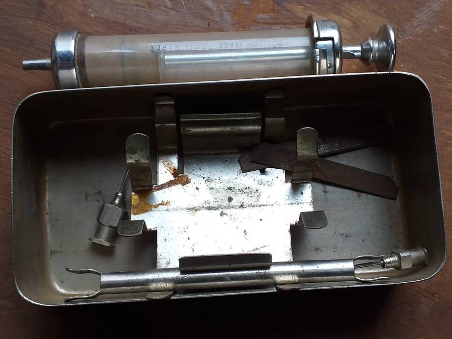 VINTAGE SYRIINGE IN ORIGINAL METAL HOLDER - MADE IN ENGLAND - A relist.