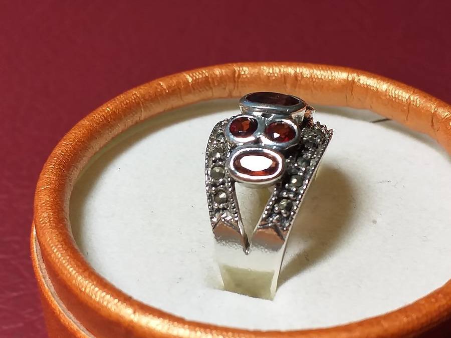 LOVELY GENUINE SOLID STERLING SILVER VINTAGE RING WITH MARCASITE IN EXCELLENT CONDITION