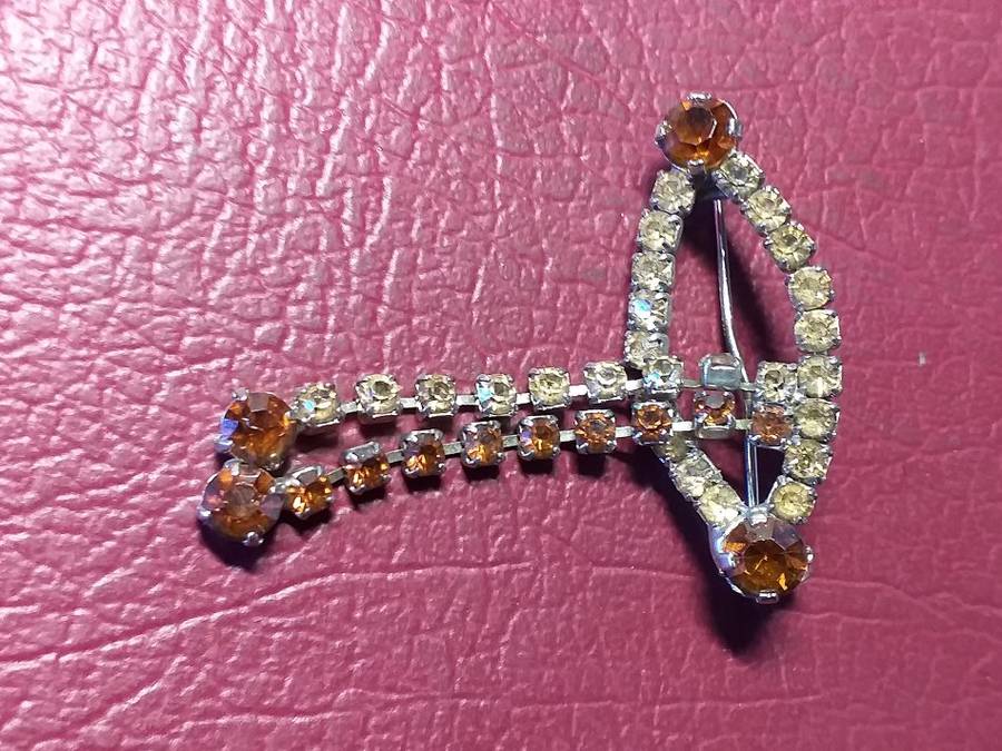 LOVELY VINTAGE BROOCH  IN VERY GOOD CONDITION