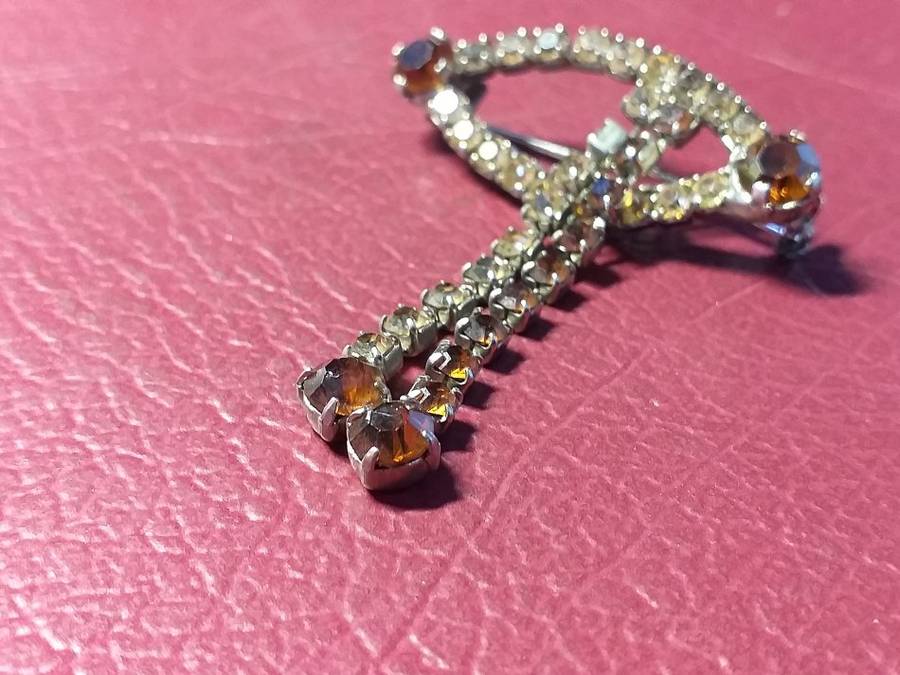 LOVELY VINTAGE BROOCH  IN VERY GOOD CONDITION