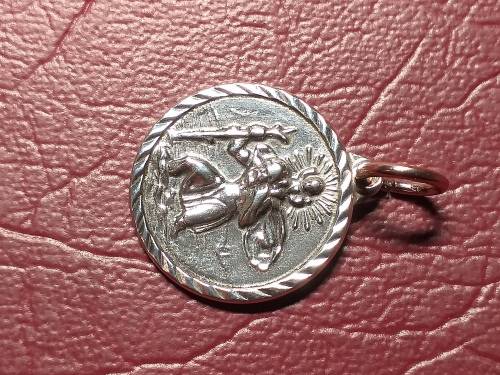 GENUINE SOLID STERLING SILVER CHRISTOPHER PENDAND IN EXCELLENT CONDITION