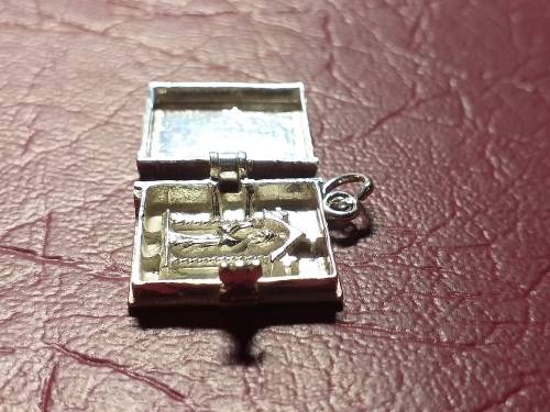 LOVELY GENUINE SOLID STERLING SILVER BIBLE CHARM - [L 18 mm, 4,6 g]