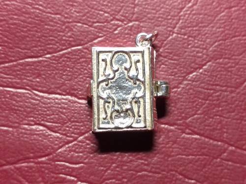 LOVELY GENUINE SOLID STERLING SILVER BIBLE CHARM - [L 18 mm, 4,6 g]