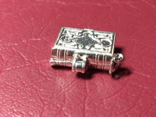 LOVELY GENUINE SOLID STERLING SILVER BIBLE CHARM - [L 18 mm, 4,6 g]