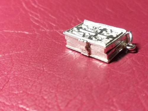 LOVELY GENUINE SOLID STERLING SILVER BIBLE CHARM - [L 18 mm, 4,6 g]