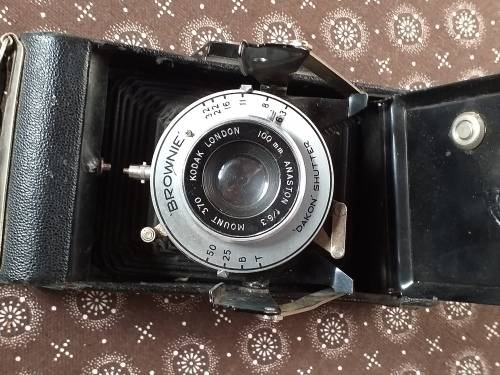VINTAGE KODAK BROWNIE CAMERA - [AS IS]