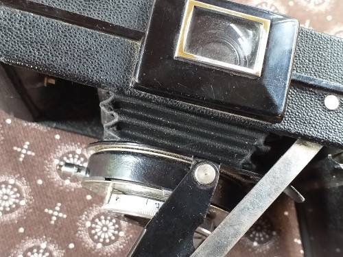 VINTAGE KODAK BROWNIE CAMERA - [AS IS]