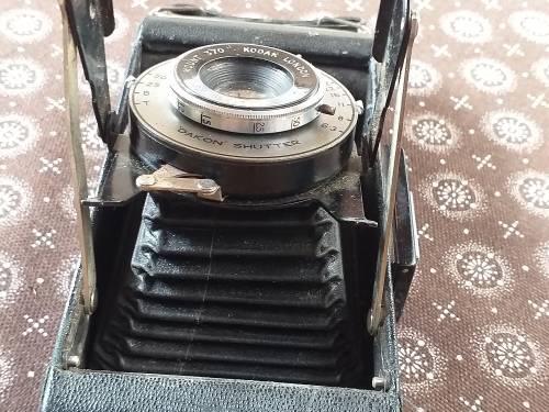 VINTAGE KODAK BROWNIE CAMERA - [AS IS]