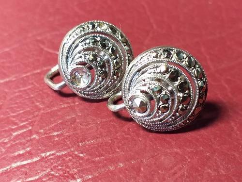 LOVELY GENUINE SOLID STERLING SILVER VINTAGE EARRINGS WITH MARCASITE - TWO STONES MISSING - 7,7 gram