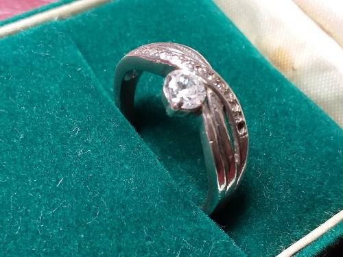 LOVELY GENUINE SOLID STERLING SILVER RING - ONE STONE MISSING - [2,7 g]