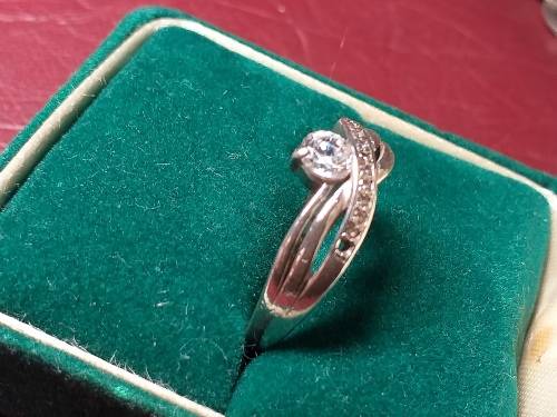 LOVELY GENUINE SOLID STERLING SILVER RING - ONE STONE MISSING - [2,7 g]