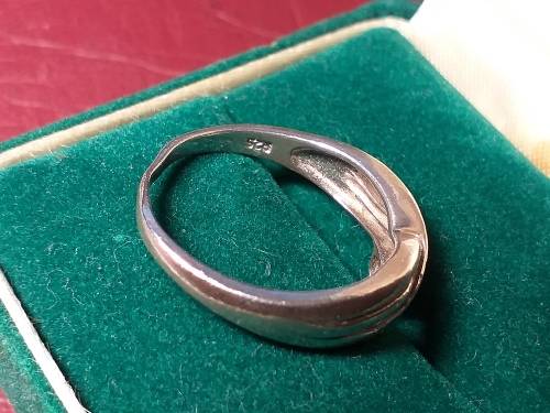 LOVELY GENUINE SOLID STERLING SILVER RING - ONE STONE MISSING - [2,7 g]