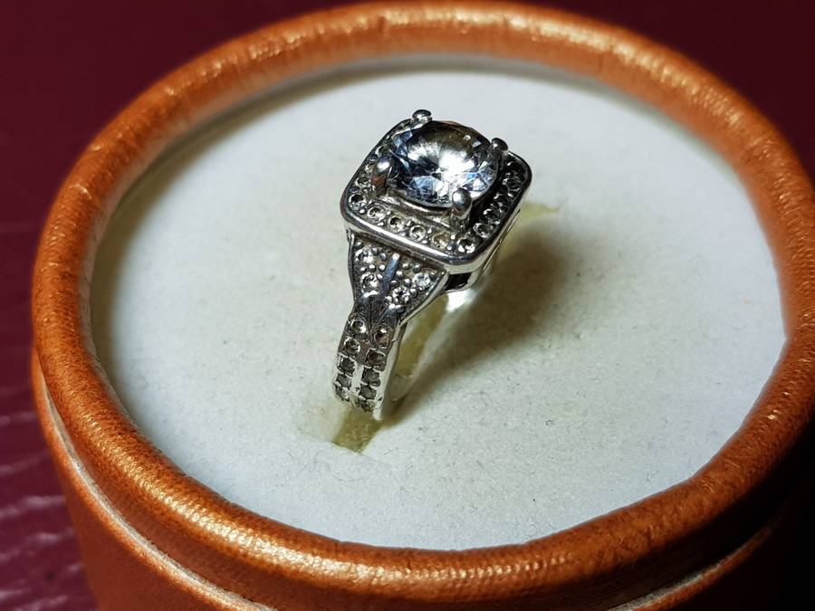 Lovely Genuine Solid Sterling Silver Ring - 2 Stones Missing - [4,6 g]
