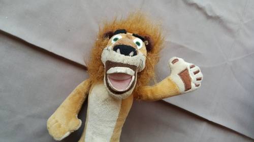 WOW!! AN AWESOME 28CM RUSS ALEX THE LION STUFFED TOY FROM THE MADAGASCAR MOVIE!!