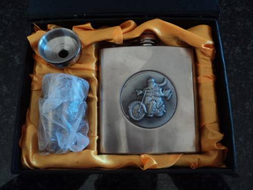 WOW!! STUNNING STAINLESS STEEL 6oz FLASK GIFT SET!!!SKULL BIKER EMBLEM!!! 2FUNNELS&2TOTGLASSES!!!!!!