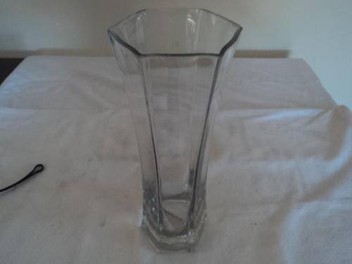 BEAUTIFUL GLASS VASE!!!!!!!!!!! PERFECT FOR A SPECIAL BUNCH OF FLOWERS!!!!!!!!