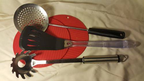 A GREAT SET OF KITCHEN UTENSILS!! AN EGGLIFTER, SPAGHETTI SPOON, STRAIN SPOON & 2 SILICONE MATS!!!!!