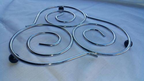 STUNNING SILVER METAL TWIRL POT HOLDER WITH FEET!!!!!
