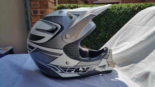 A FANTASTIC FLY RACING GRAY AND WHITE MOTORCROSS HELMET!!!!! SIZE LARGE / 60CM!!!!