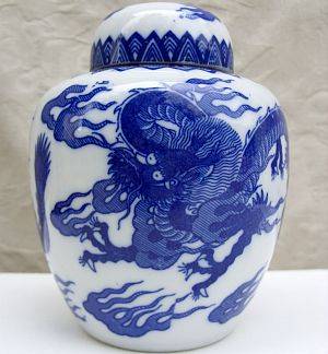 A VINTAGE BLUE AND WHITE GINGER JAR WITH DRAGON MOTIF