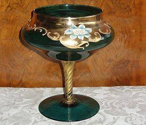 A STUNNING LARGE STEMMED VENETIAN GLASS BOWL