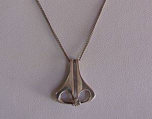 AN ATTRACTIVE STERLING SILVER PENDANT WITH FACETED CZ STONE AND STERLING SILVER NECKLACE