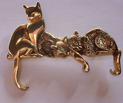 A SIGNED VINTAGE DESIGNER BROOCH