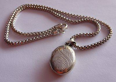 24 HR AUCTION !!! A GORGEOUS STERLING SILVER NECKLACE WITH VINTAGE LOOK LOCKET