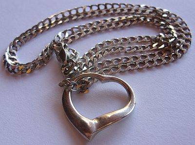 A STERLING SILVER NECKLACE WITH A NICE SIZED HEART PENDANT