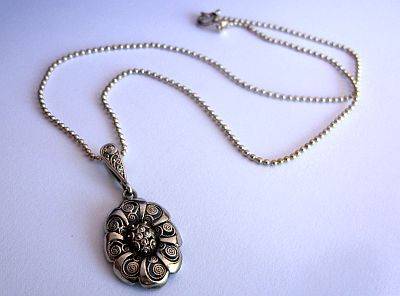 A KNOBBLY STERLING SILVER NECKLACE WITH A FLOWERY FILIGREE TYPE PENDANT !!!