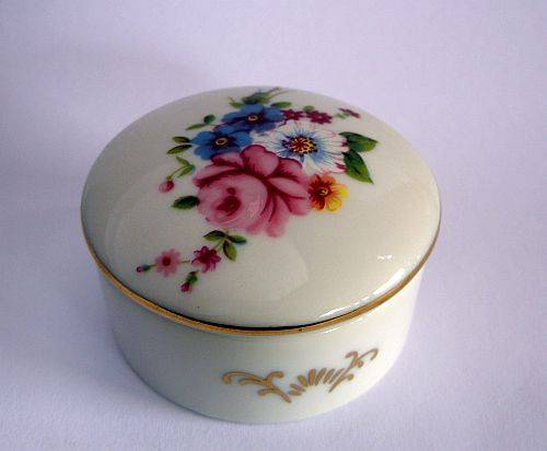 AN OH SO CUTE BEAUTIFULLY DECORATED PILL / TRINKET BOX