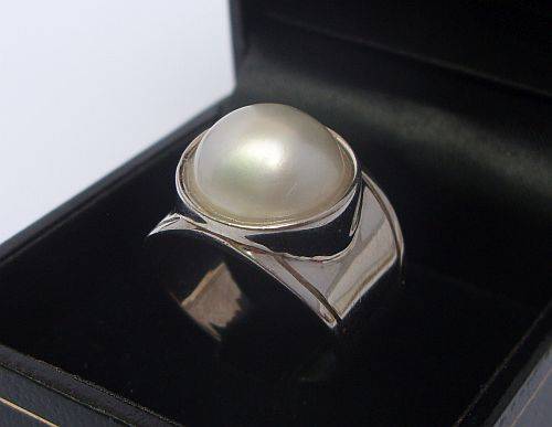 A STUNNING WIDE STERLING SILVER RING SET WITH A MABE PEARL - SIZE O