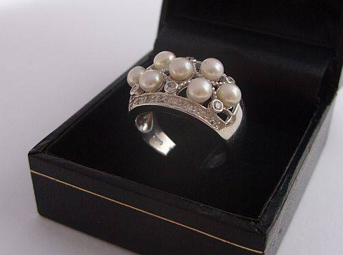 A SENSATIONAL SOLID STERLING SILVER RING SET WITH FACETED CZ STONES AND MABE PEARLS !!!