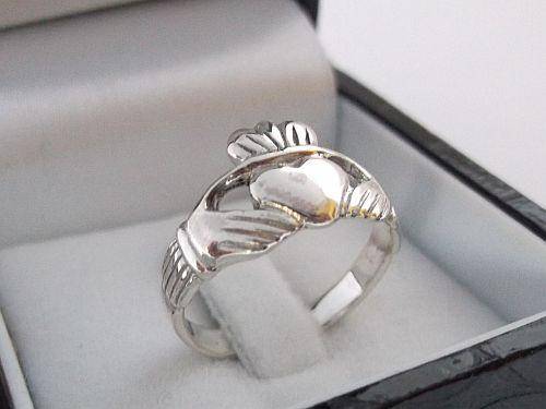 A CHARMING STERLING SILVER IRISH SWEETHEART RING ALSO KNOWN AS THE CLADDAGH RING ...SWEET !!!!