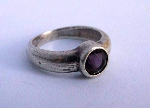 A LOVELY VINTAGE STERLING SILVER RING SET WITH A FACETED AMETHYST