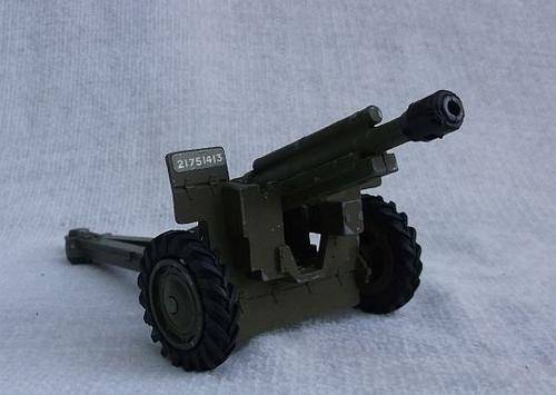 EXCELLENT FIND !! A VINTAGE DIE CAST METAL DINKY TOYS CANNON !!! AMERICAN 105 MM GUN !!! AWESOME !!!