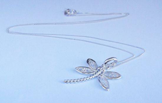 A PETITE STERLING SILVER NECKLACE WITH A CHARMING DRAGONFLY PENDANT !!! SO SWEET !!!