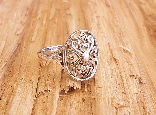 A MARVELOUS INTRICATELY DESIGNED SOLID STERLING SILVER RING ...REAL STYLE !!!
