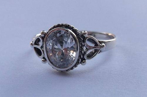 A CLASSY STERLING SILVER RING SET WITH A GORGEOUSLY FACETED CLEAR STONE ...IMPRESSIVE BEAUTY !!!